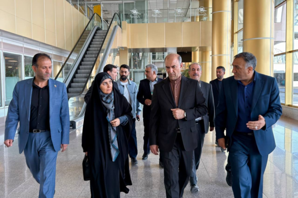 بازدید وزیر راه و شهرسازی از روند جابه‌جایی زائران در فرودگاه مشهد