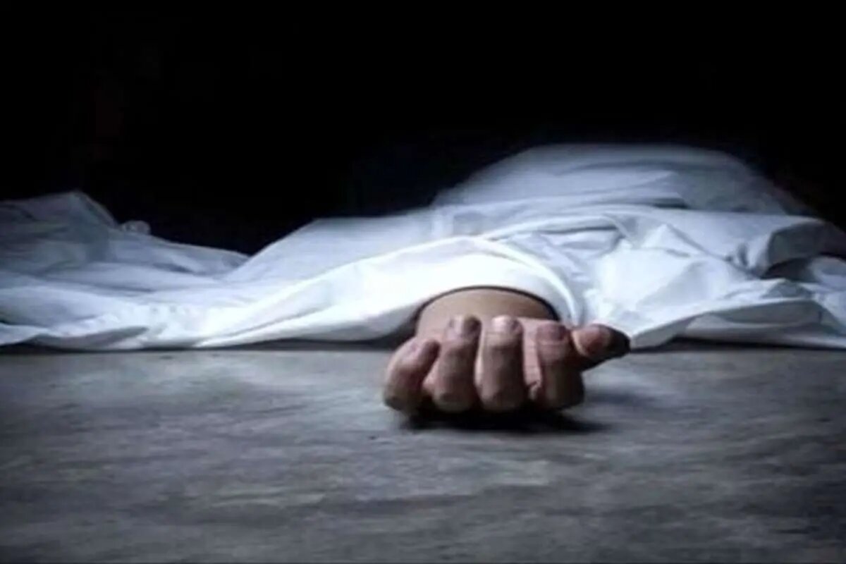 کشف جسد نیمه‌برهنه یک مرد مقابل خانه‌اش