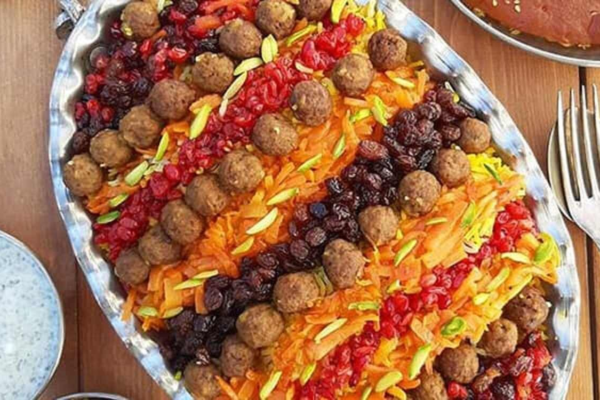 رشته پلو غذایی ساده و نوستالژیک است که با ماست و خیار خنک خیلی می‌چسبد