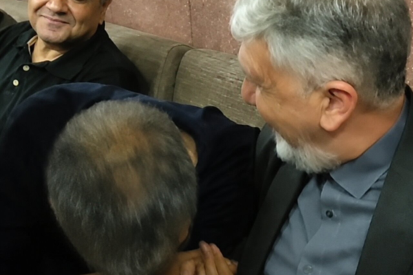 عادل فردوسی پور دست وزیر دولت پزشکیان را بوسید | فیلم لحظه جنجالی که در مراسم ختم اکبر عبدی رخ داد را ببینید