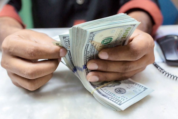 دلار مرکز مبادله چراغ‌خاموش بالا می رود؛ قیمت جدید انواع ارزها